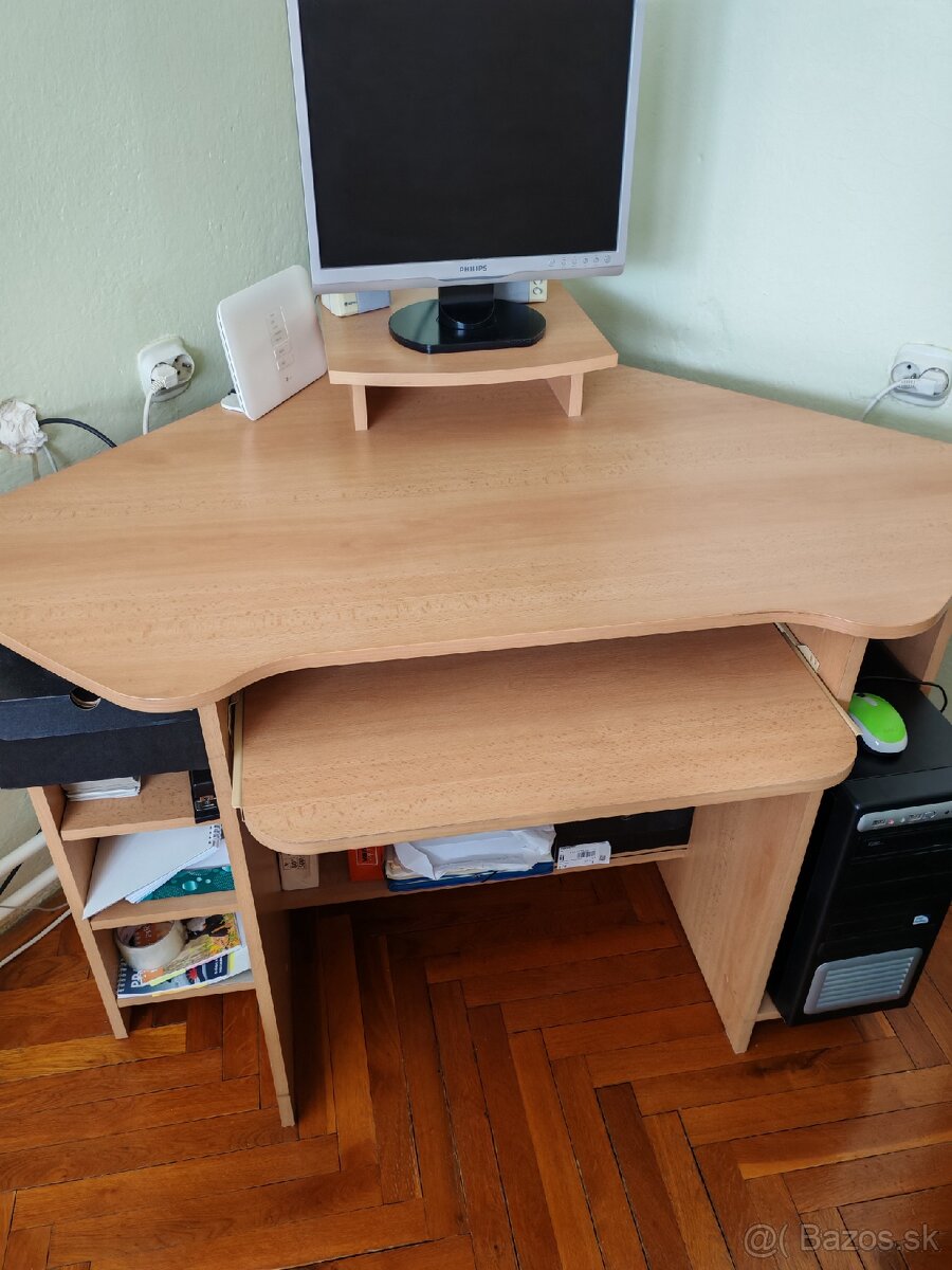 Predám rohový stôl