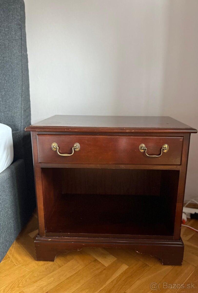 Predám nočný stolík z masívneho dreva, Drexel Heritage USA.