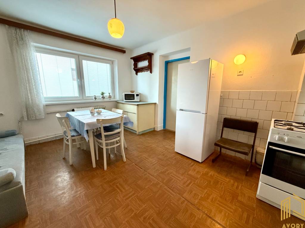 REZERVOVANÝ/ ROD. DOM, POZEMOK 706m2, SENICA, TEHELNÁ UL.