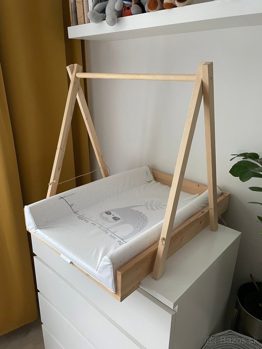 Prebaľovací pult s hrazdičkou