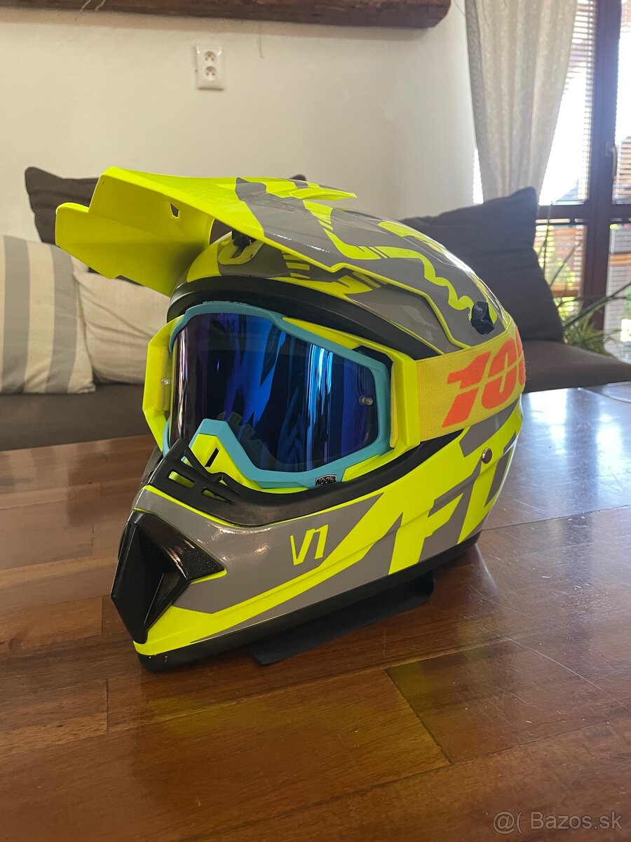 Motocrossové prilby.