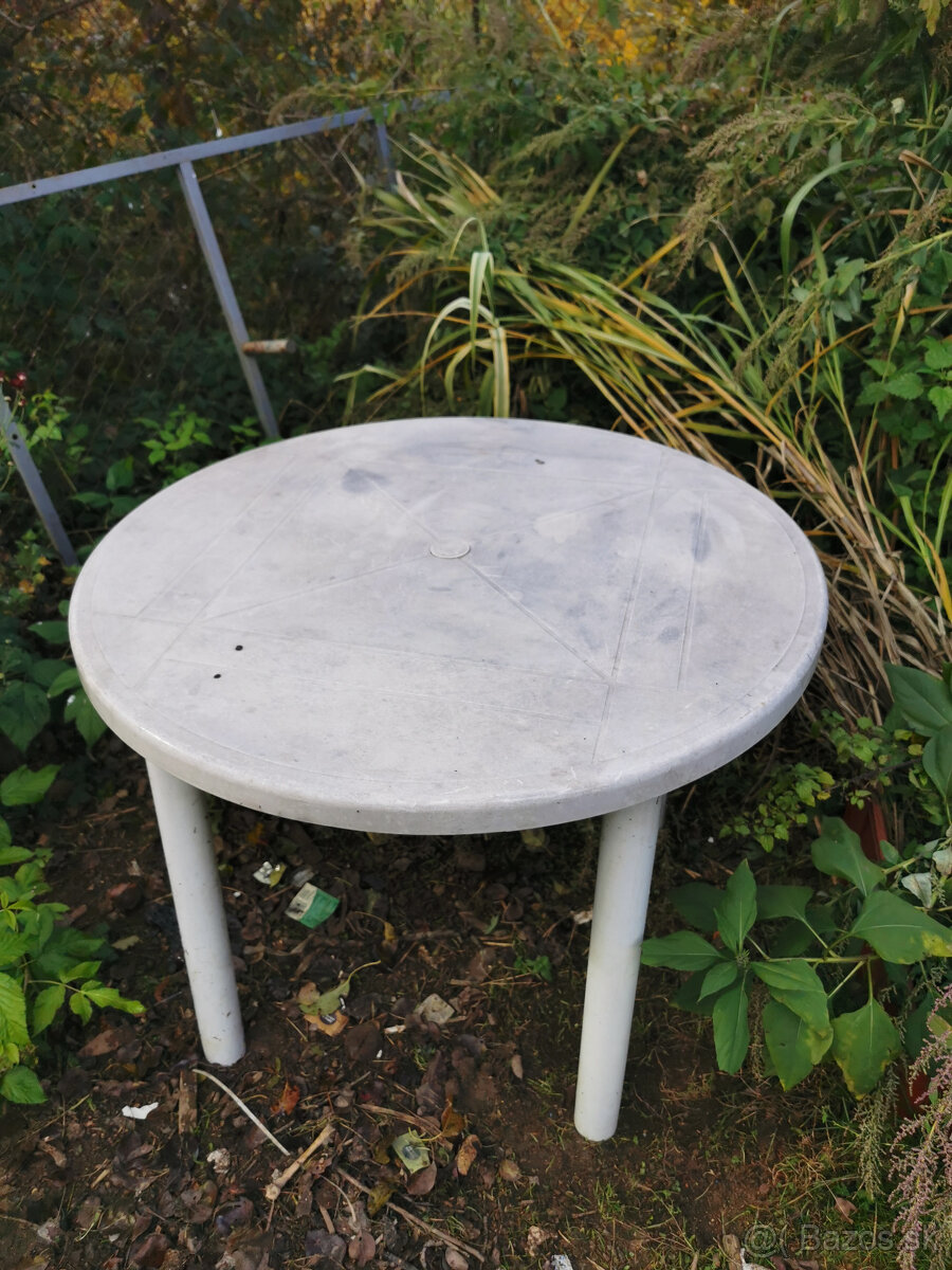 PLASTOVY STOL A STOLICKY