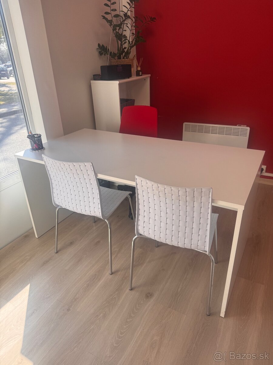 Kancelarsky pisaci stôl