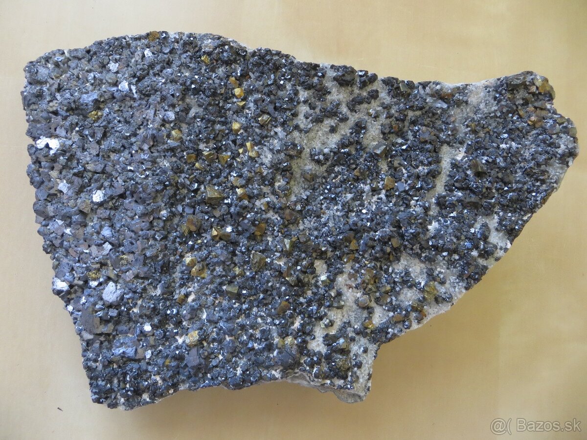 Mineral (galenit, chalkopyrit, sfalerit, kremeň) (Hodruša)