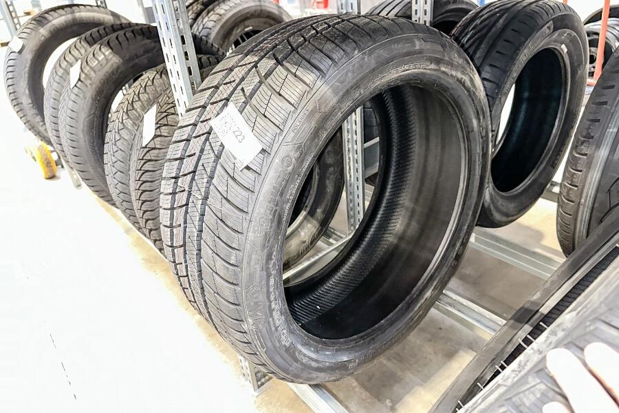 Barum Polaris 5 255/40R 19 V XL