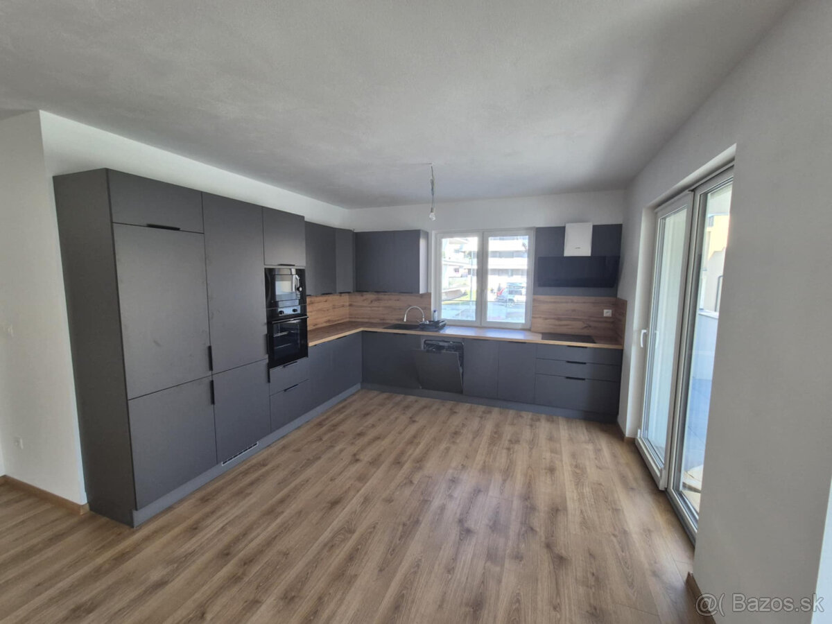 Na prenájom 3 izbový byt 68 m2 s velkou terasou na Andovskej
