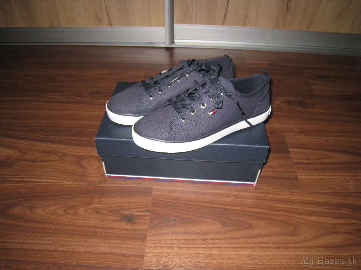 Dámske tenisky / plátenky Tommy Hilfiger, č.37