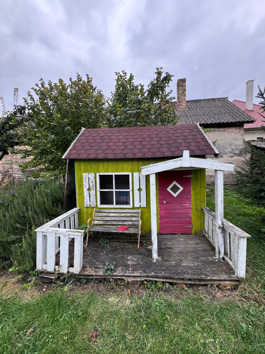 Detský drevený domček
