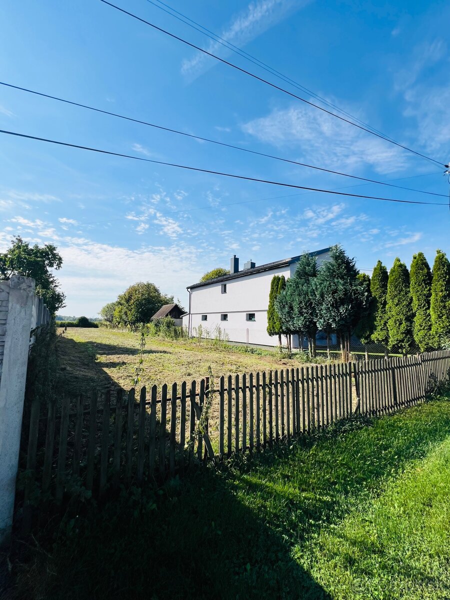 Ponúkame na predaj stavebný pozemok s výhľadom na hrad Čičva