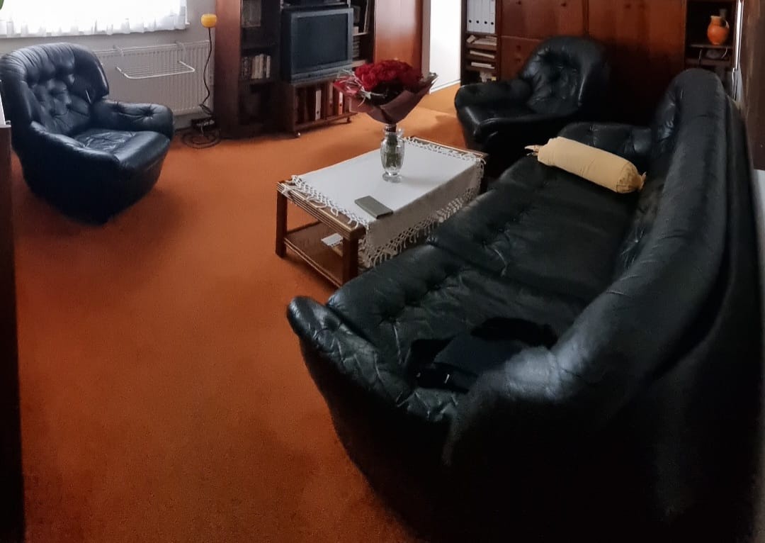 Predám pekný Kožený gauč a dva kresla