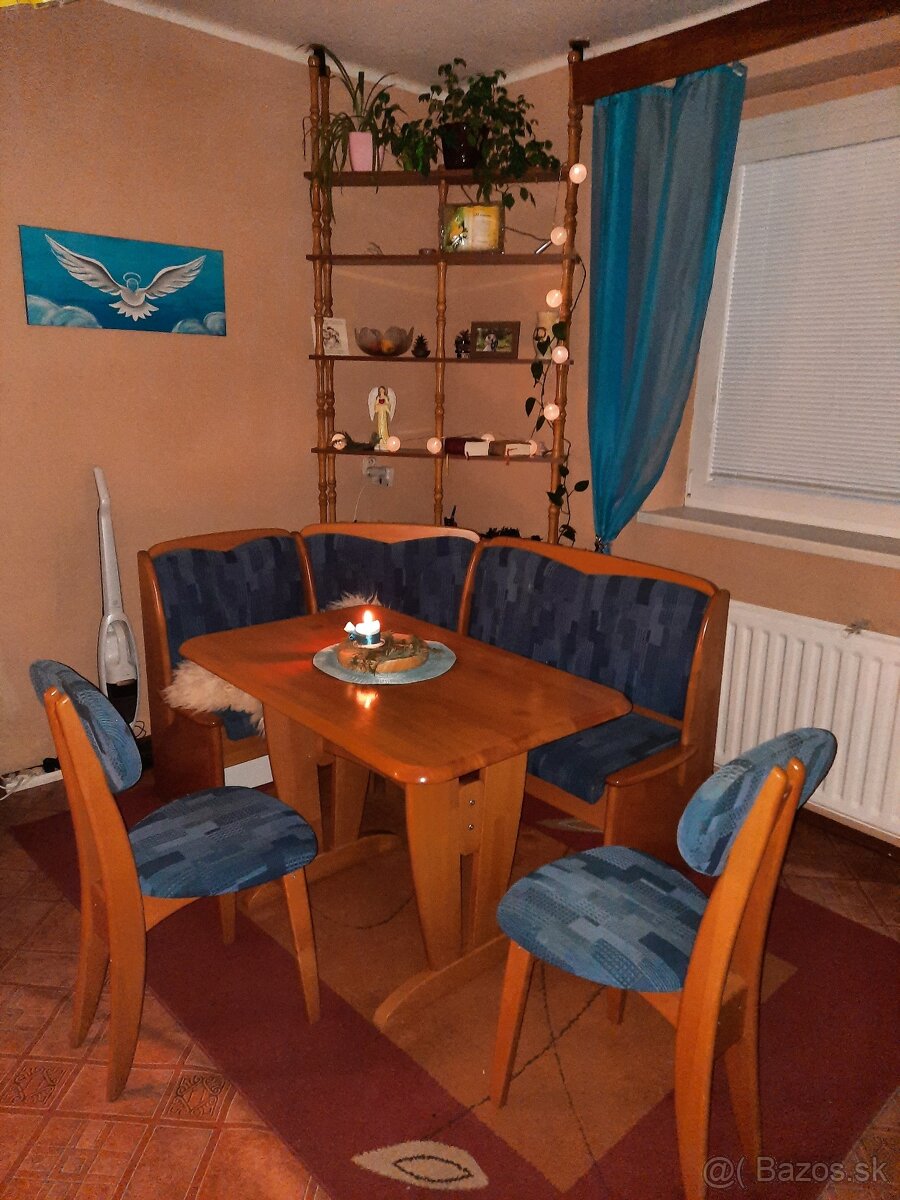 Jedálenská rohová lavica so stoličkami a stolom z masívu