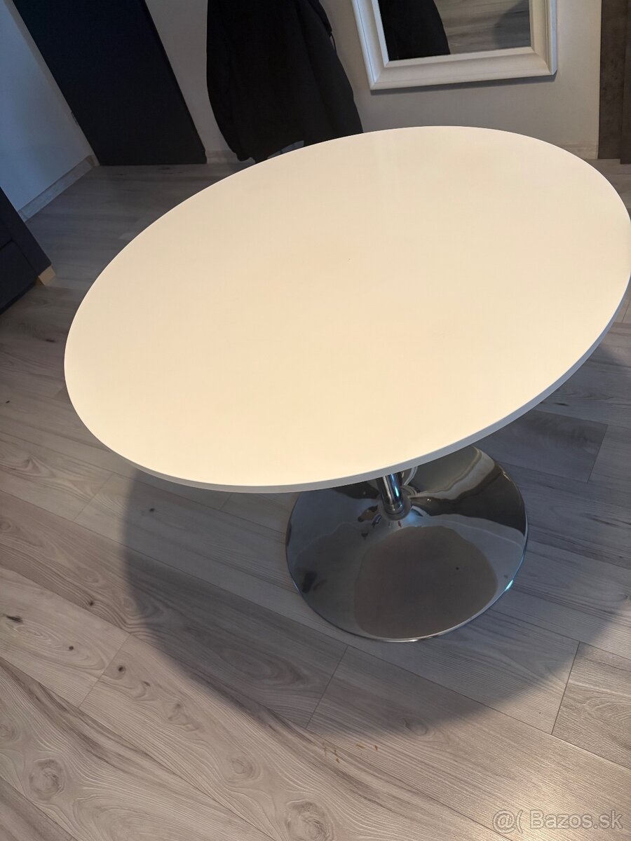 Okrúhly jedálenský stôl