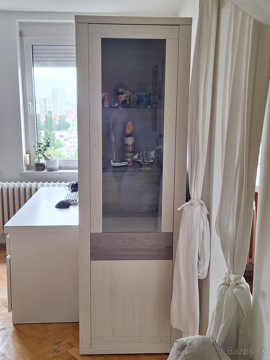 Minimalistická vitrína