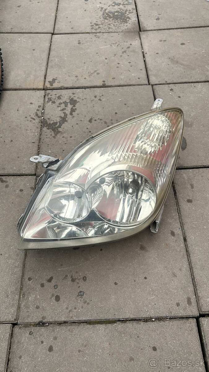 Predám ľavý reflektor Svetlo Corolla VERSO 2000-2004