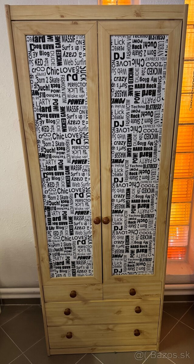 Skriňa z masívu s potlačou