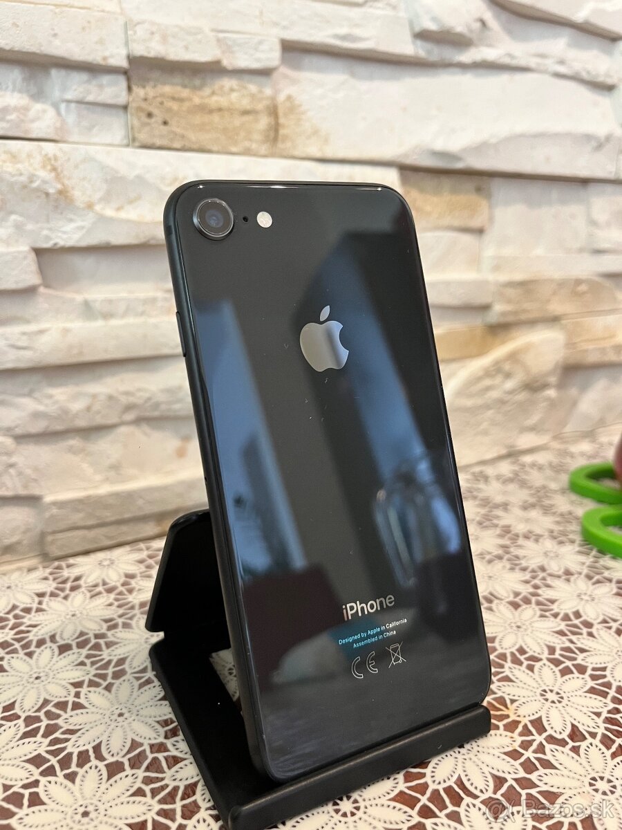iPhone 8 – 64 GB – veľmi zachovalý – nová batéria