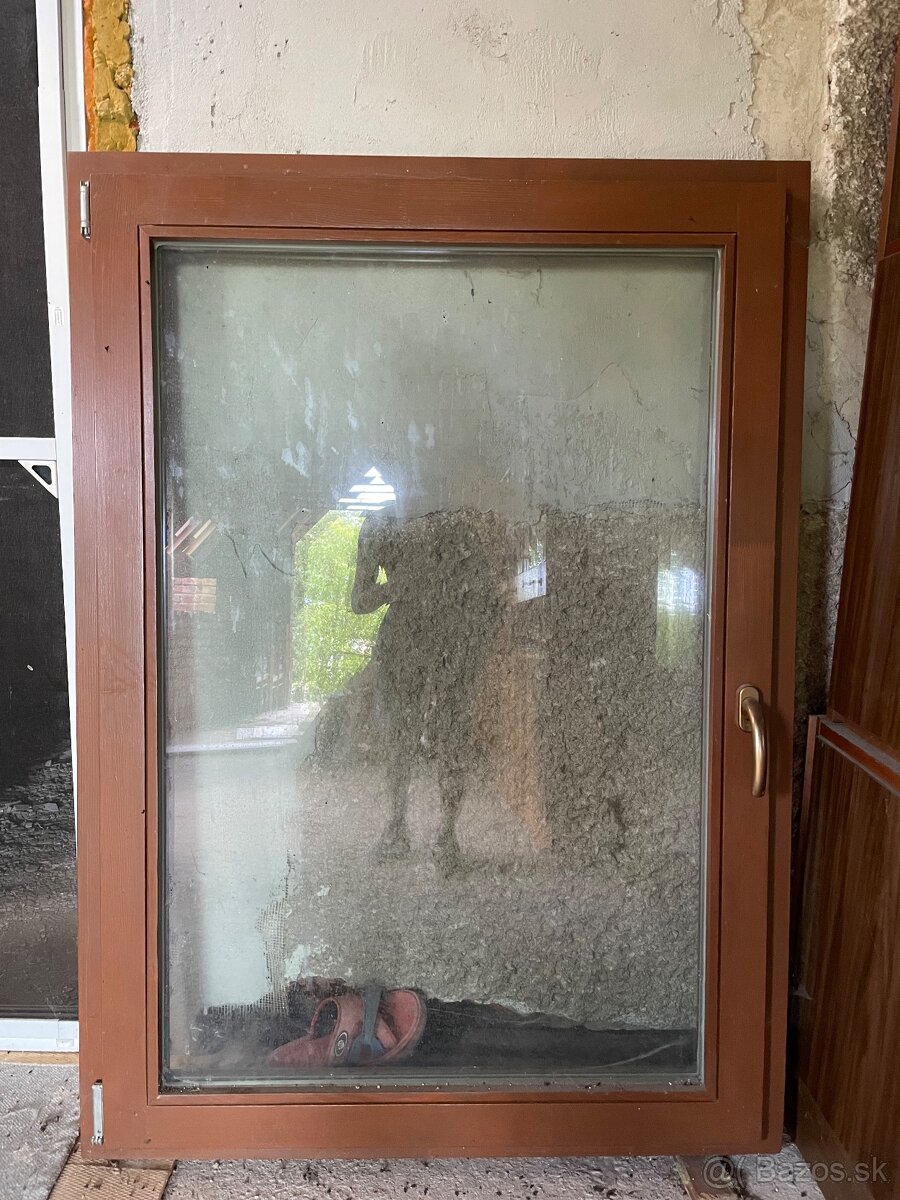 Drevené balkónové dvere hnedá farba nepouzite pravé