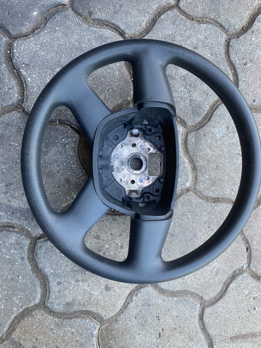 Predám nezodrany volant neošuchany do škoda