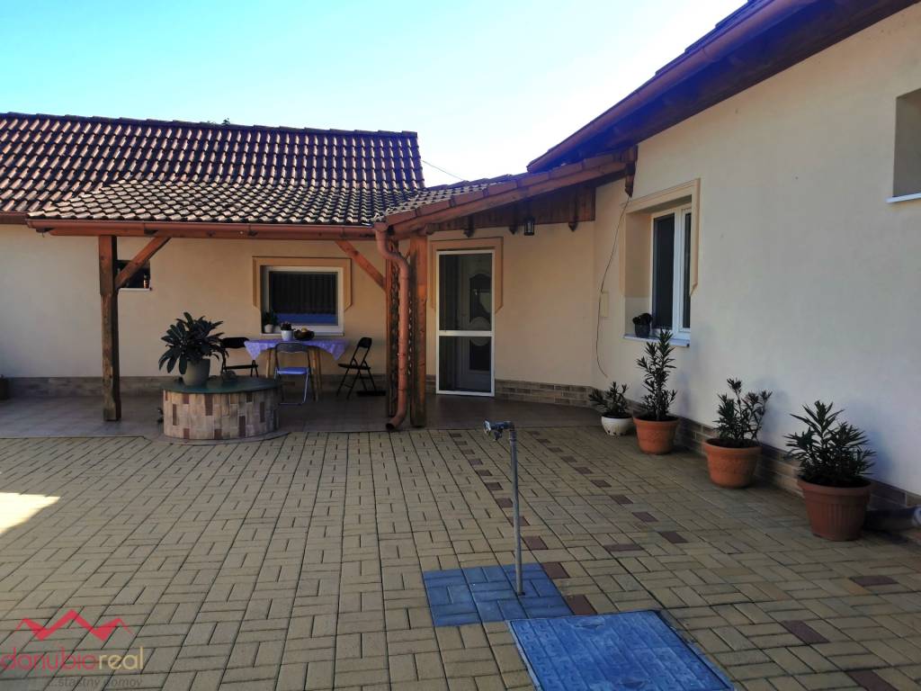 Na predaj rodinný dom vo Veľkých Kosihách, 600 m od Dunaja.