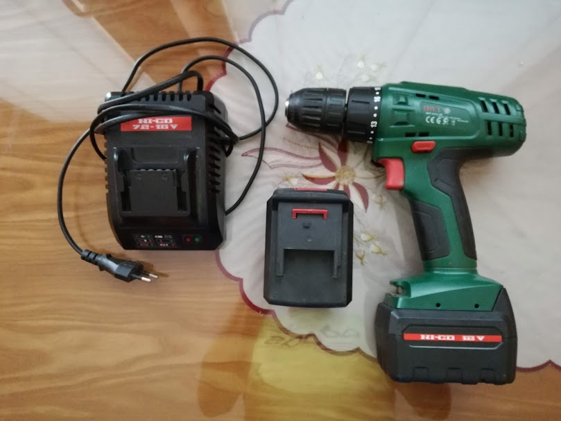 Aku vrtacka DEWT 12V 2 baterky
