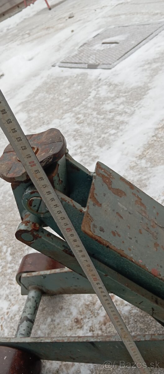 Zdvihák na auto na kolieskach