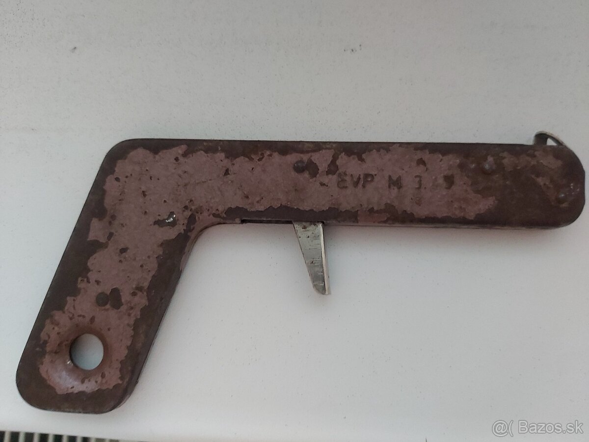 Stará kovová hračka Pištoľka