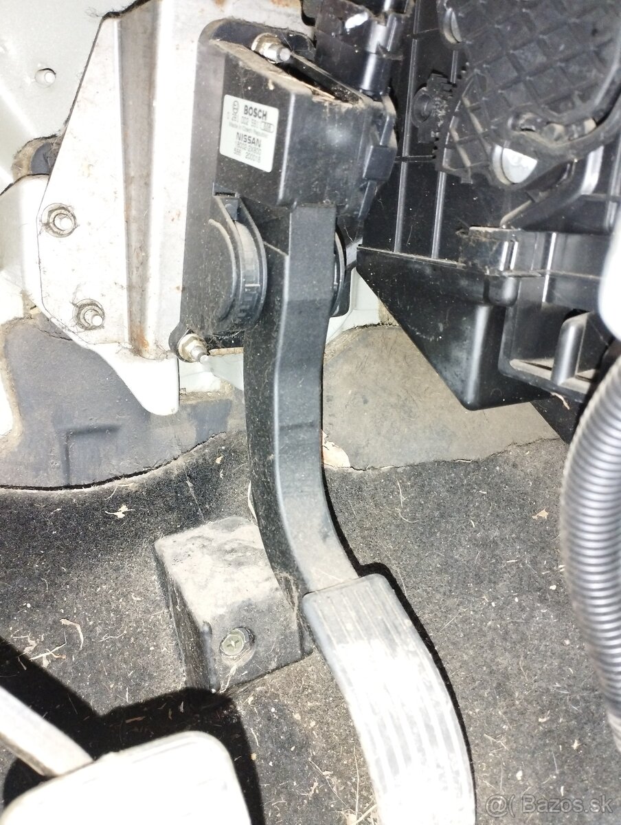 Plynový pedál Nissan Terrano,r.2005