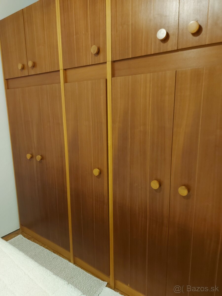 Spálňa - skrine, posteľ