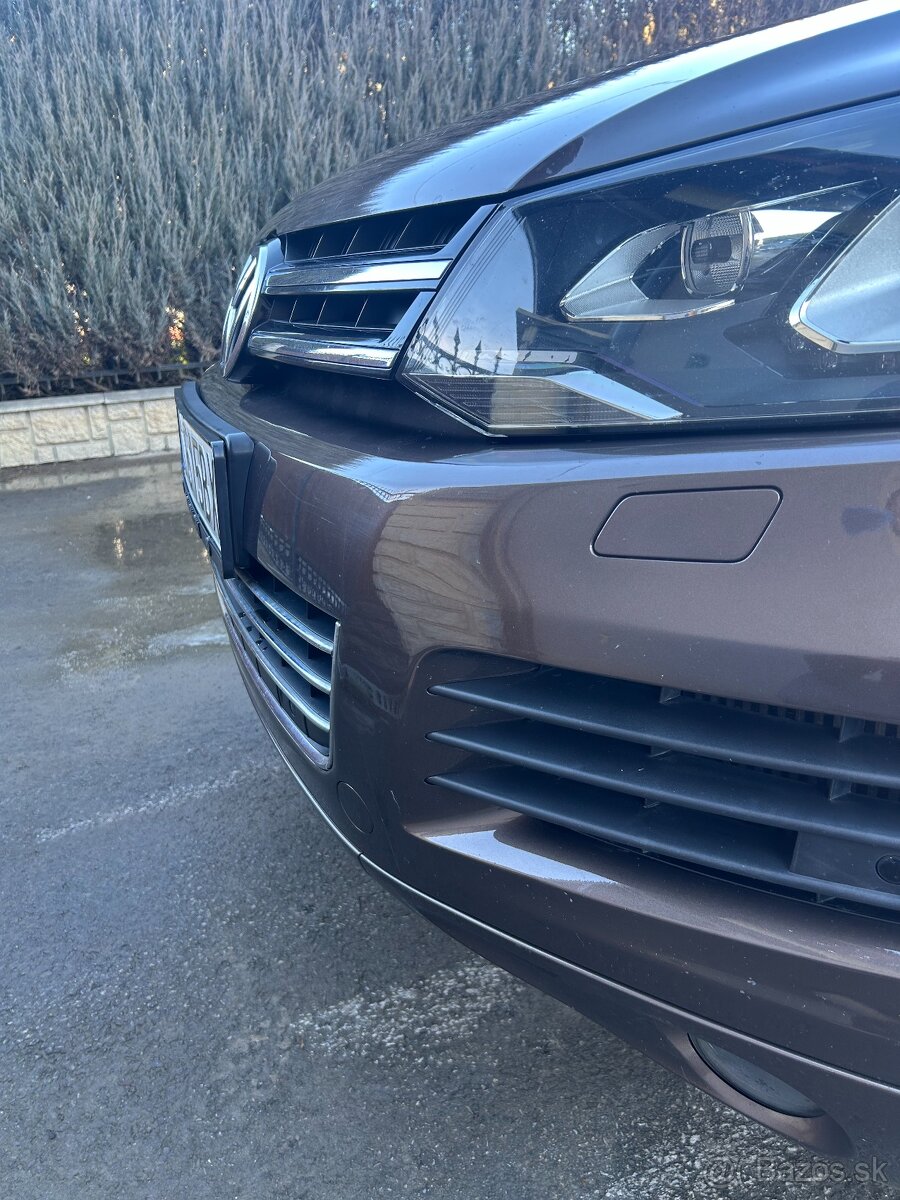 Podložka pod ŠPZ na VW Touareg 2010 - 2018