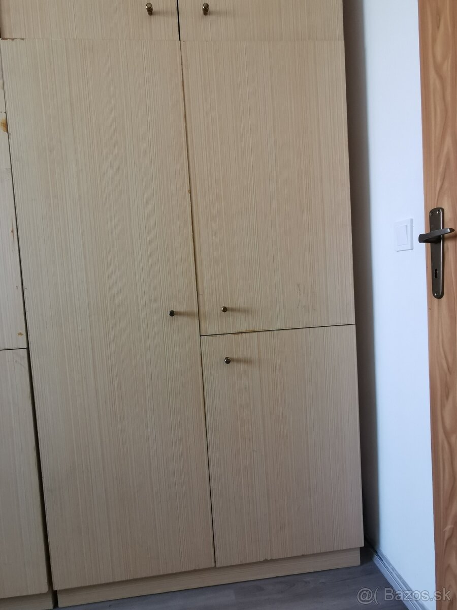 Dve rovnaké skrine, komoda a vitrína