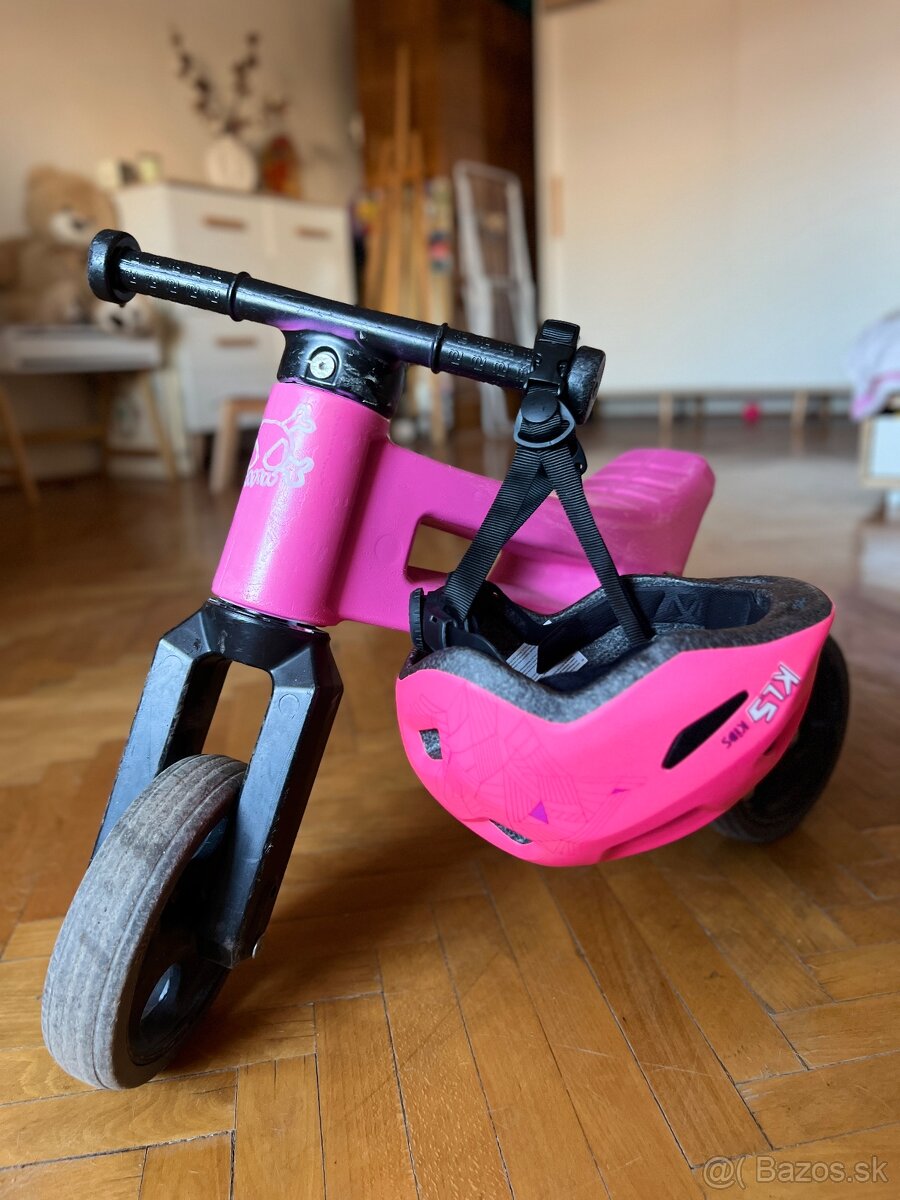 Ružové odrážadlo a ružová prilba
