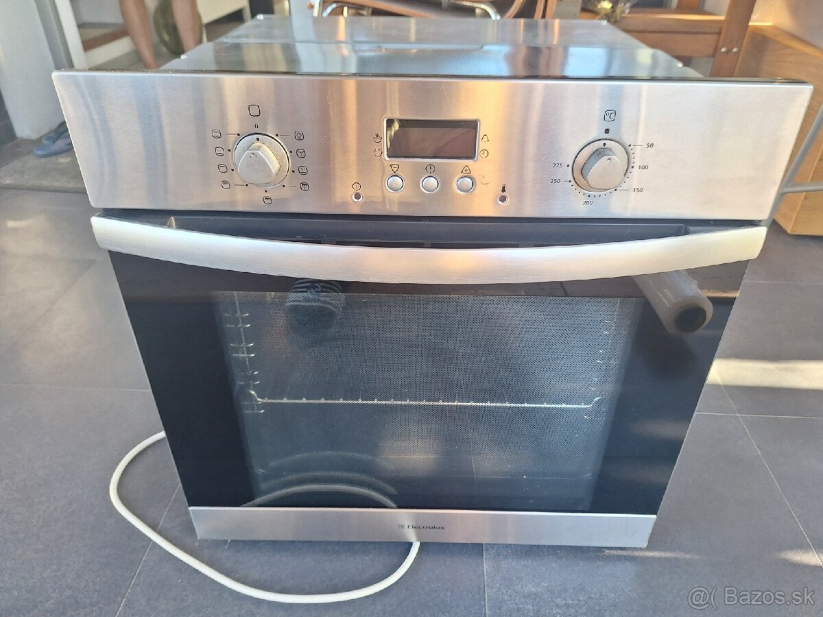 Vstavaná elektrická rúra zn. ELEKTROLUX