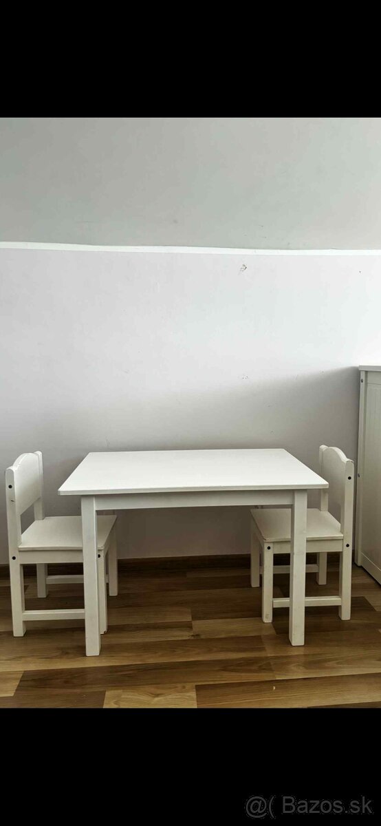 Stol so stolickami