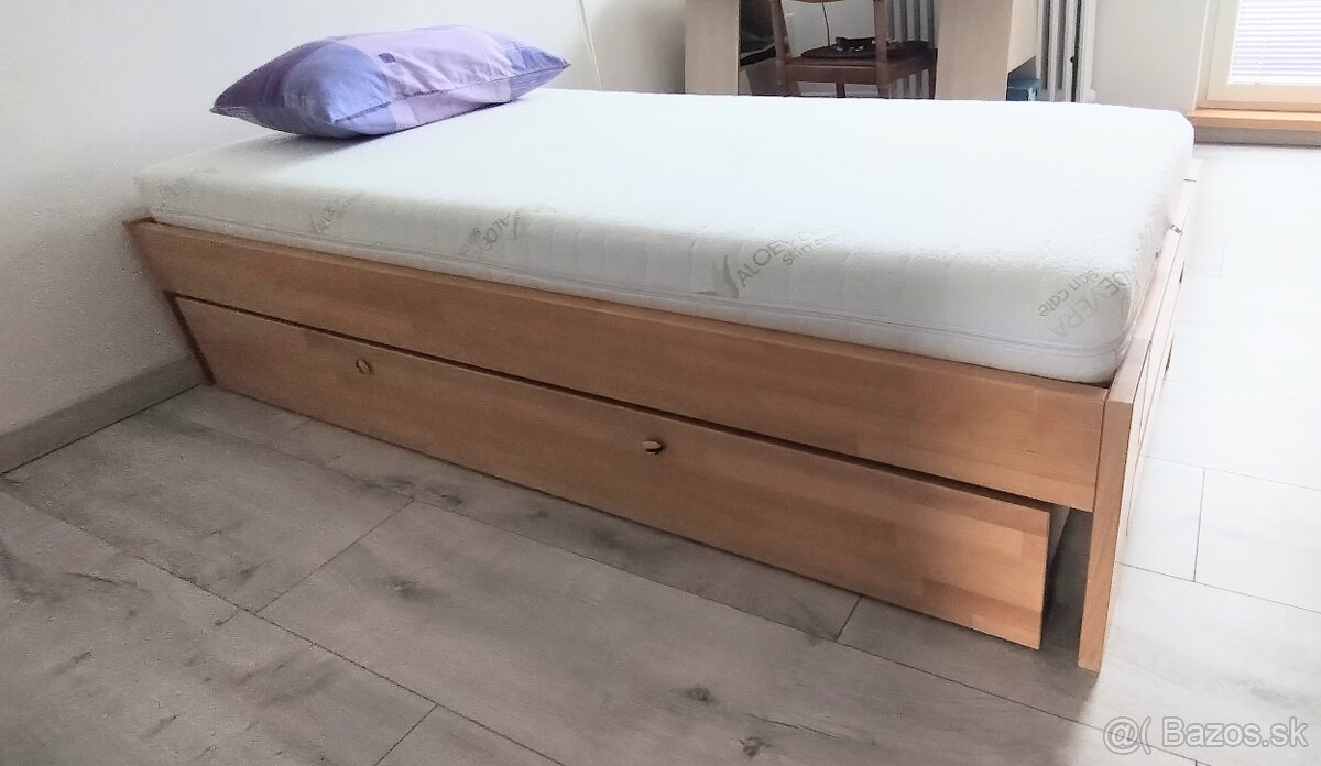 Drevená posteľ s madracom