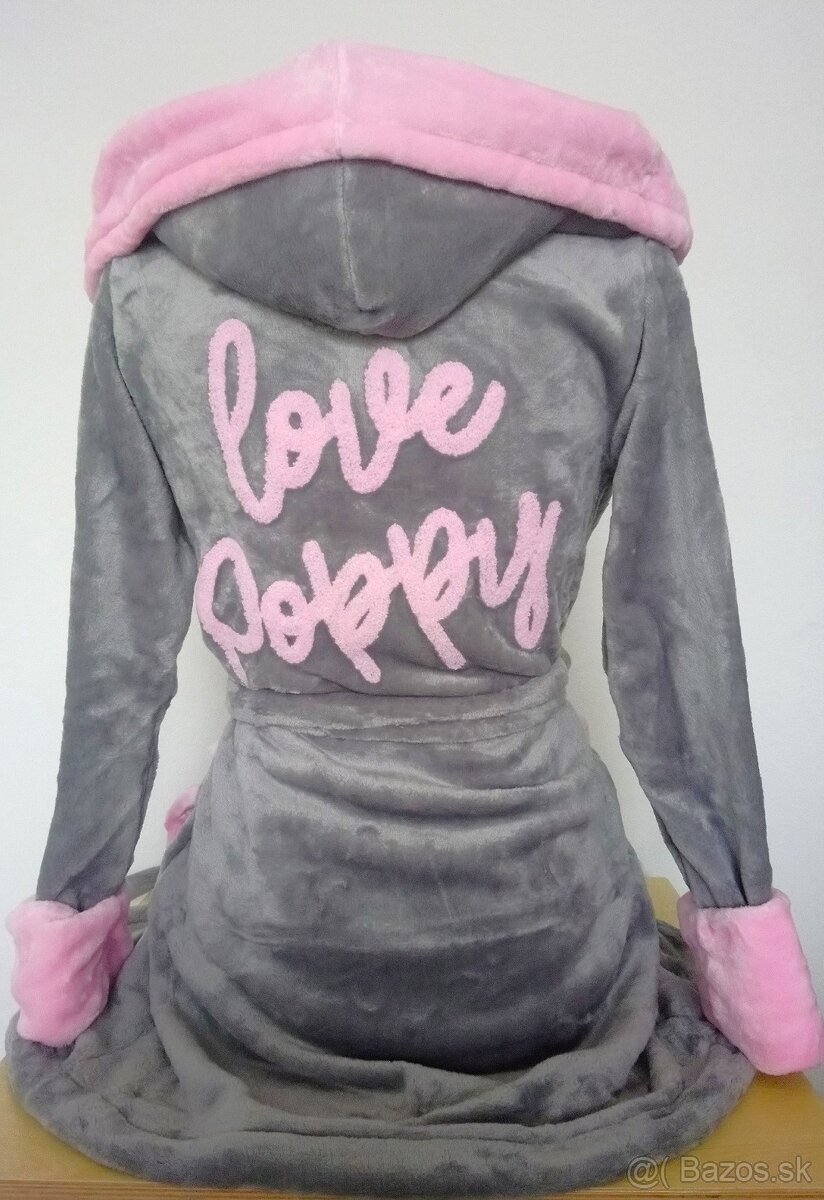 Stylovy damsky sivy zupan s vysivanym napisom vzadu