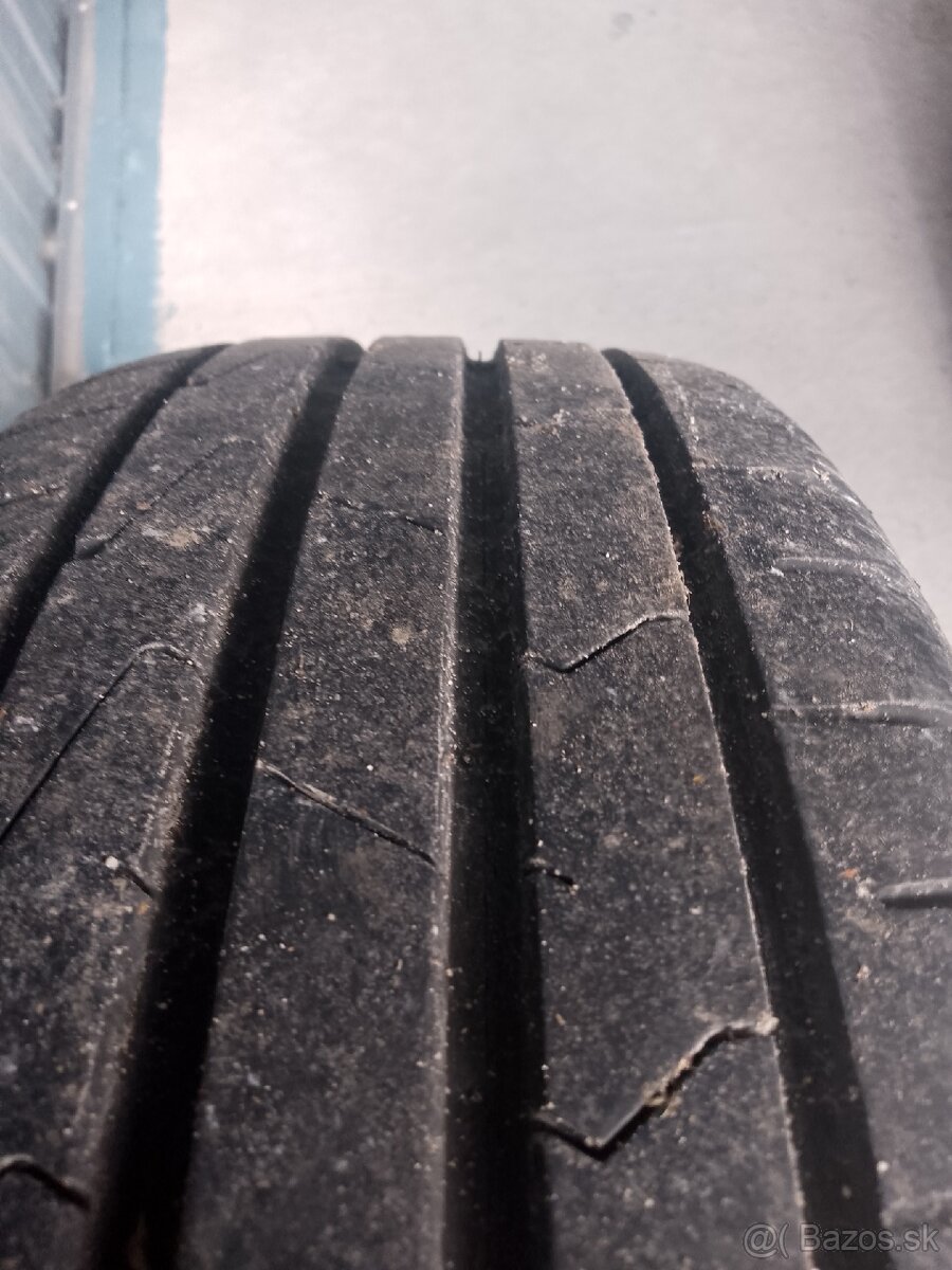 4ks plechové disky s letnymi pneumatikami 196/65 R15.