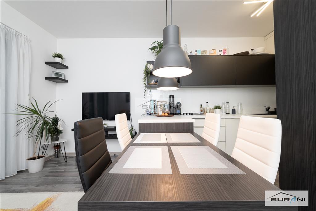 Zariadený 2-izbový byt s balkónom, parkovacie státie,...