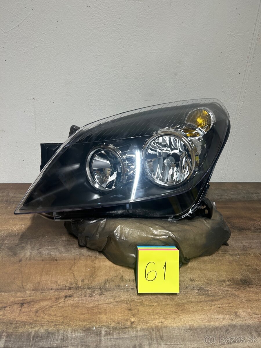 Ľavý predný svetlomet pre Opel Astra (2004–2014).