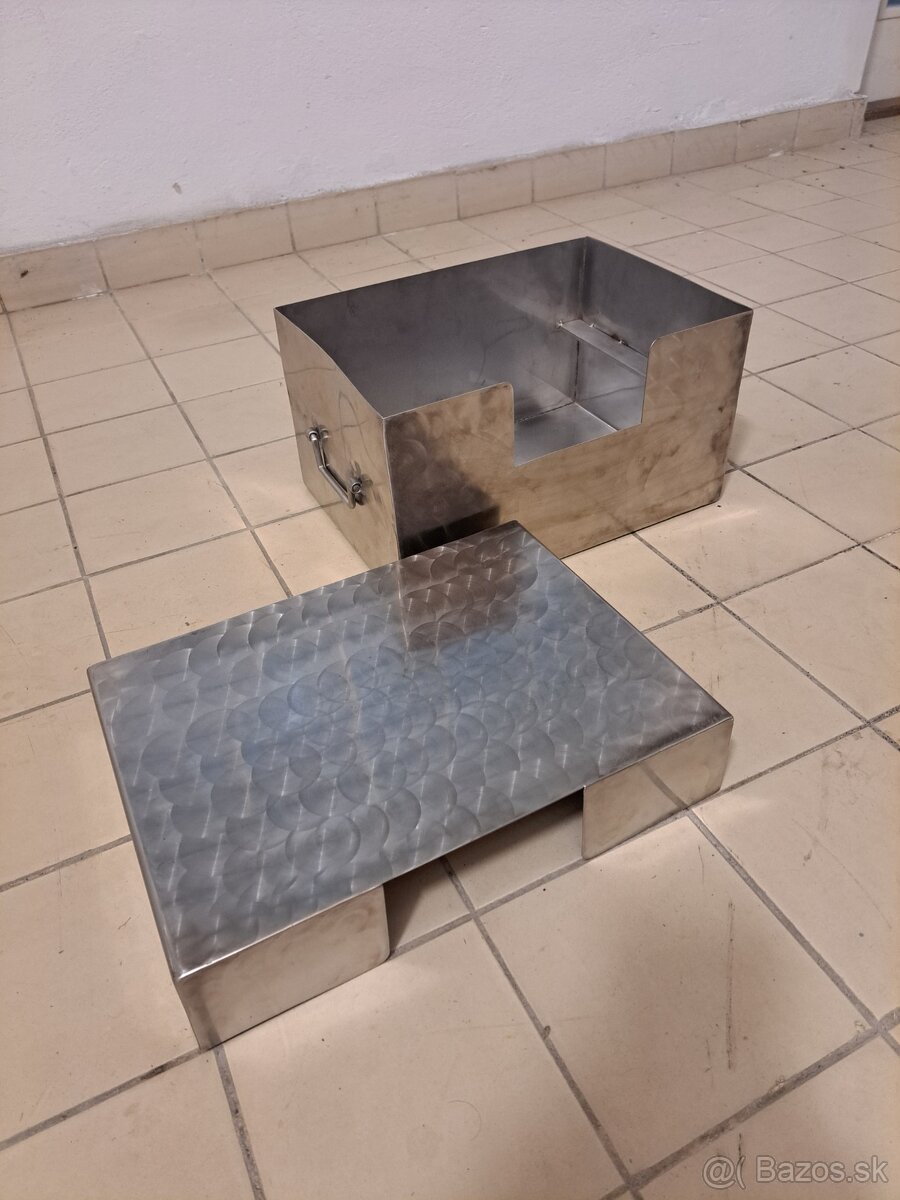 Nerezový box na inštrumenty.