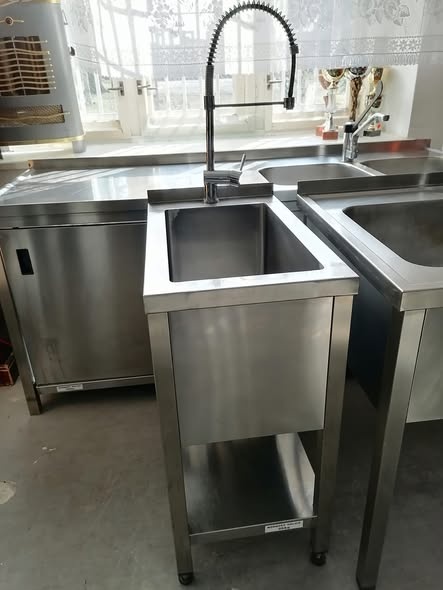 drez s policou a bateriou