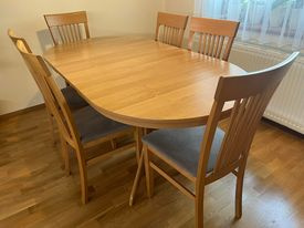 jedálenský stôl so stoličkami