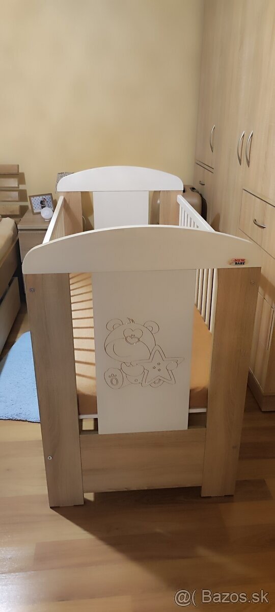 Detská postieľka značky New Baby po jednom dieťati v ktorej