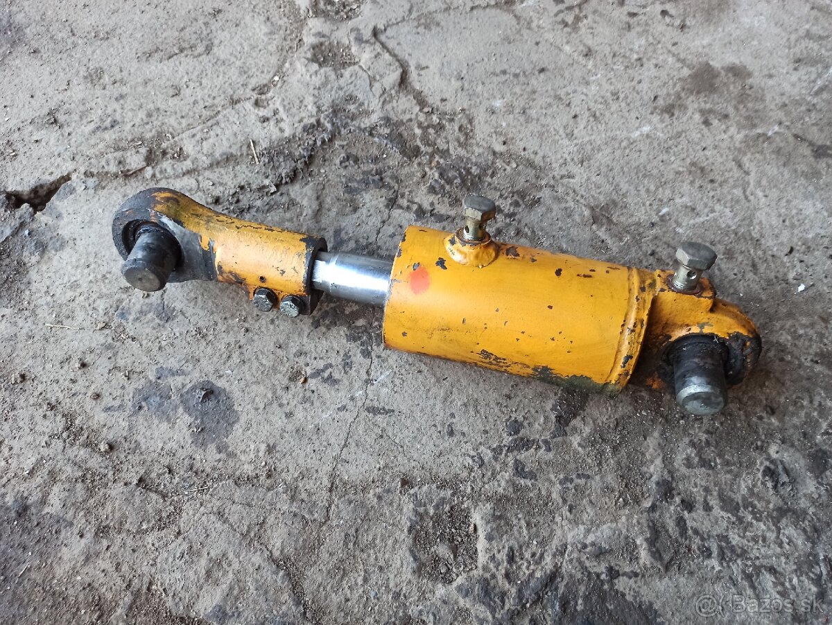 Hydraulický piest valec dvojcinny