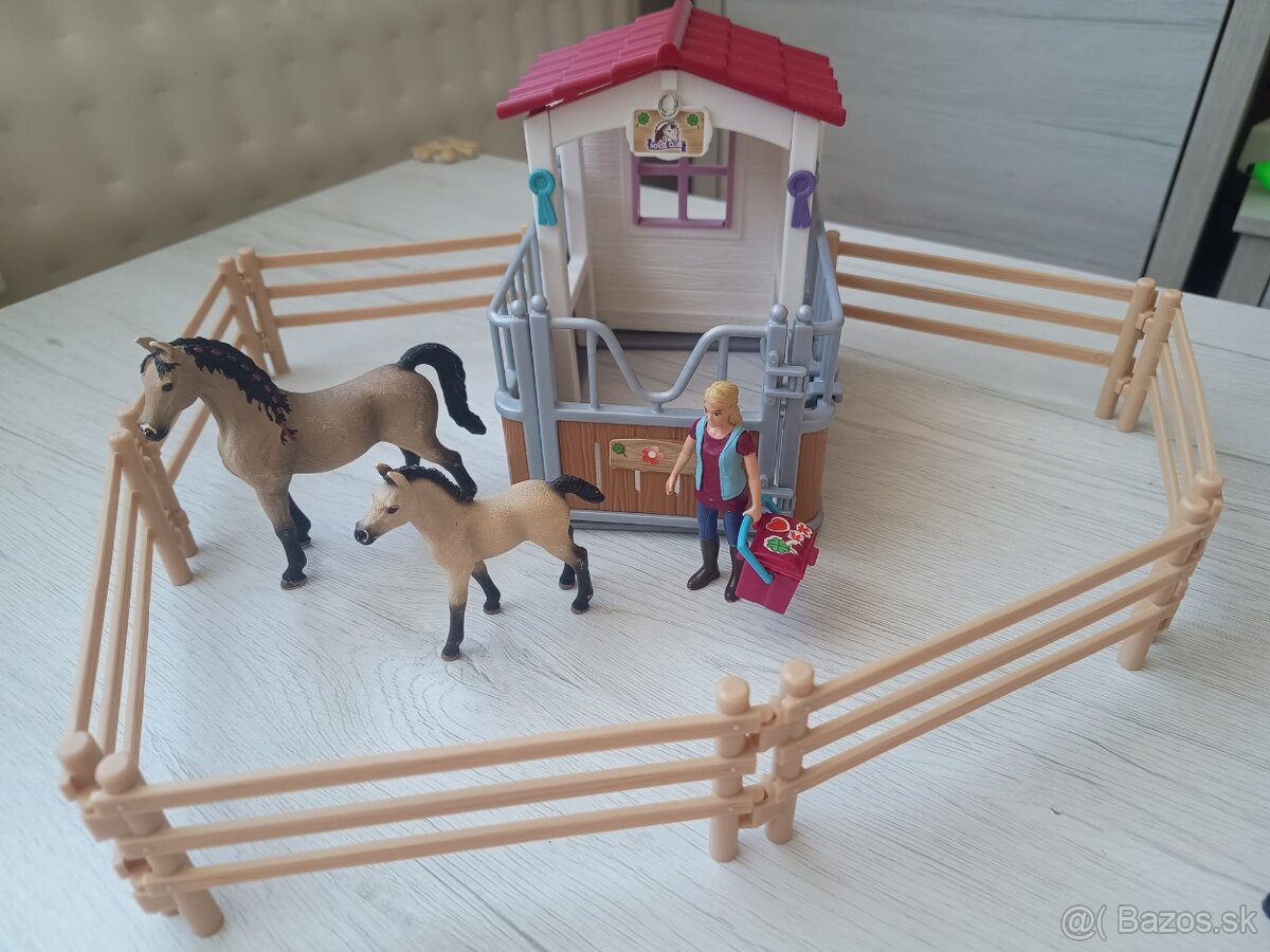 Schleich 42369 Stajňa s koňmi a osetrovatelkou