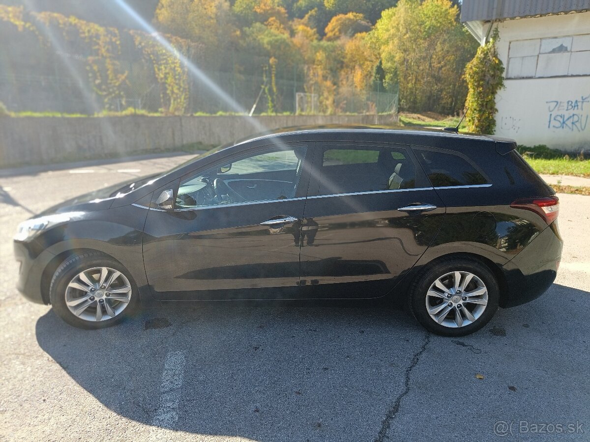 Hyundai i30 Combi 1.6 CRDi Premium – výborný stav, nová STK