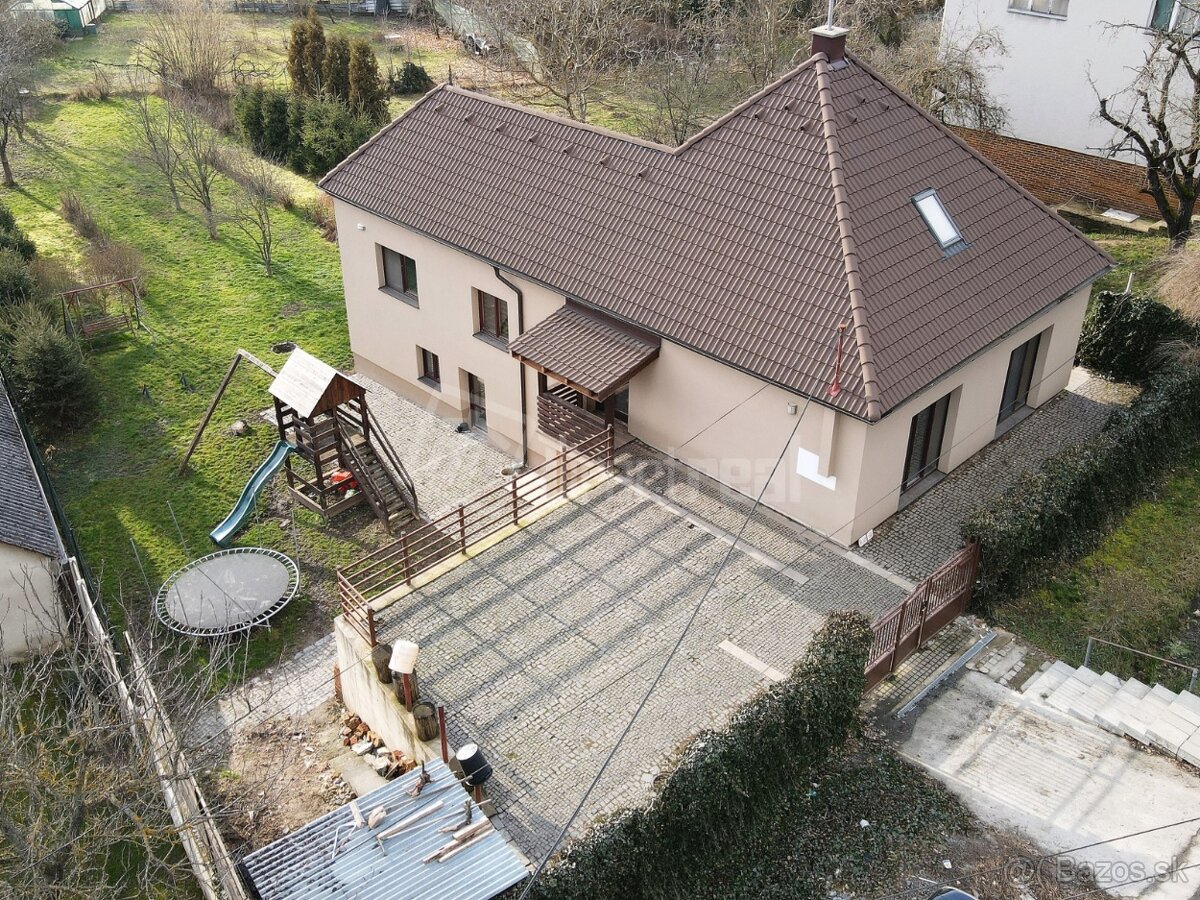 Kompletne prerobený rodinný dom s veľkým pozemkom-stačí sa l