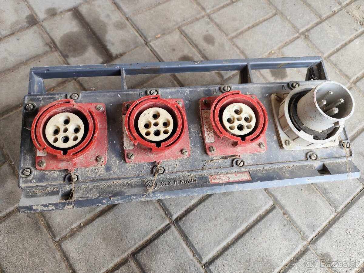 Stavebný zásvukový rozvádzač