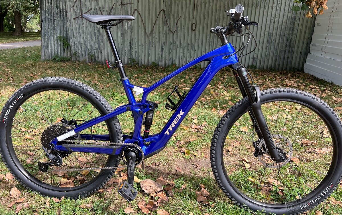 Celoodpružený karbónový ebajk Trek Fuel EXe 9.5