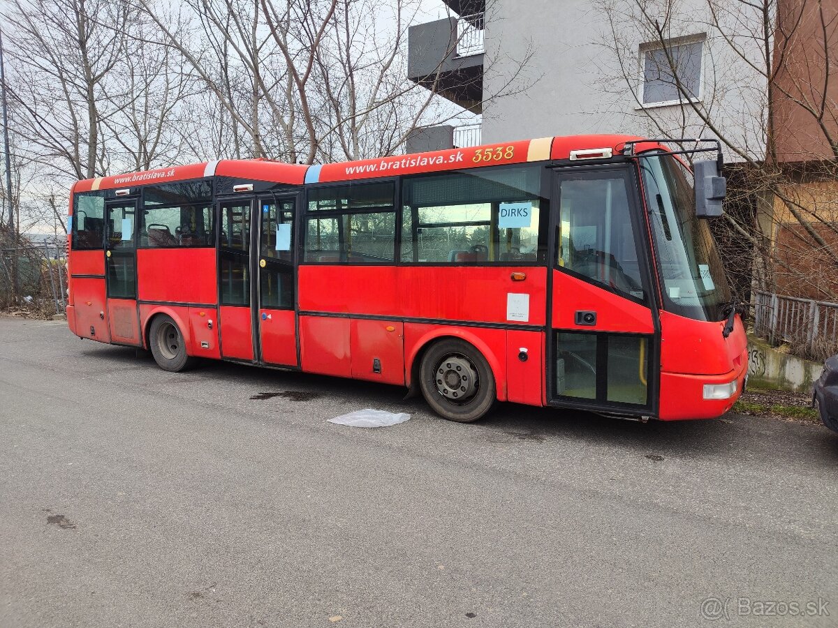 Autobus, záhradná chata, sklad