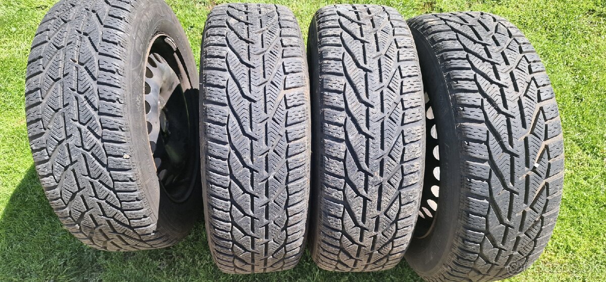 Zimné pneumatiky s diskami a puklicami na Ford Galaxi